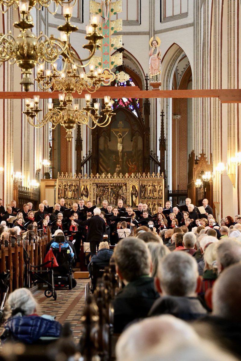 ManuelaSchwesig's tweet image. 🎶 Über 30 Jahre lang hat Jan Ernst mit seiner Musik, seiner Chorarbeit und seiner Liebe zur Orgel das kulturelle Leben in unserer Domgemeinde, in Schwerin und ganz MV bereichert. 🙏Danke, Jan Ernst, für Musik, für Menschlichkeit, für MV.