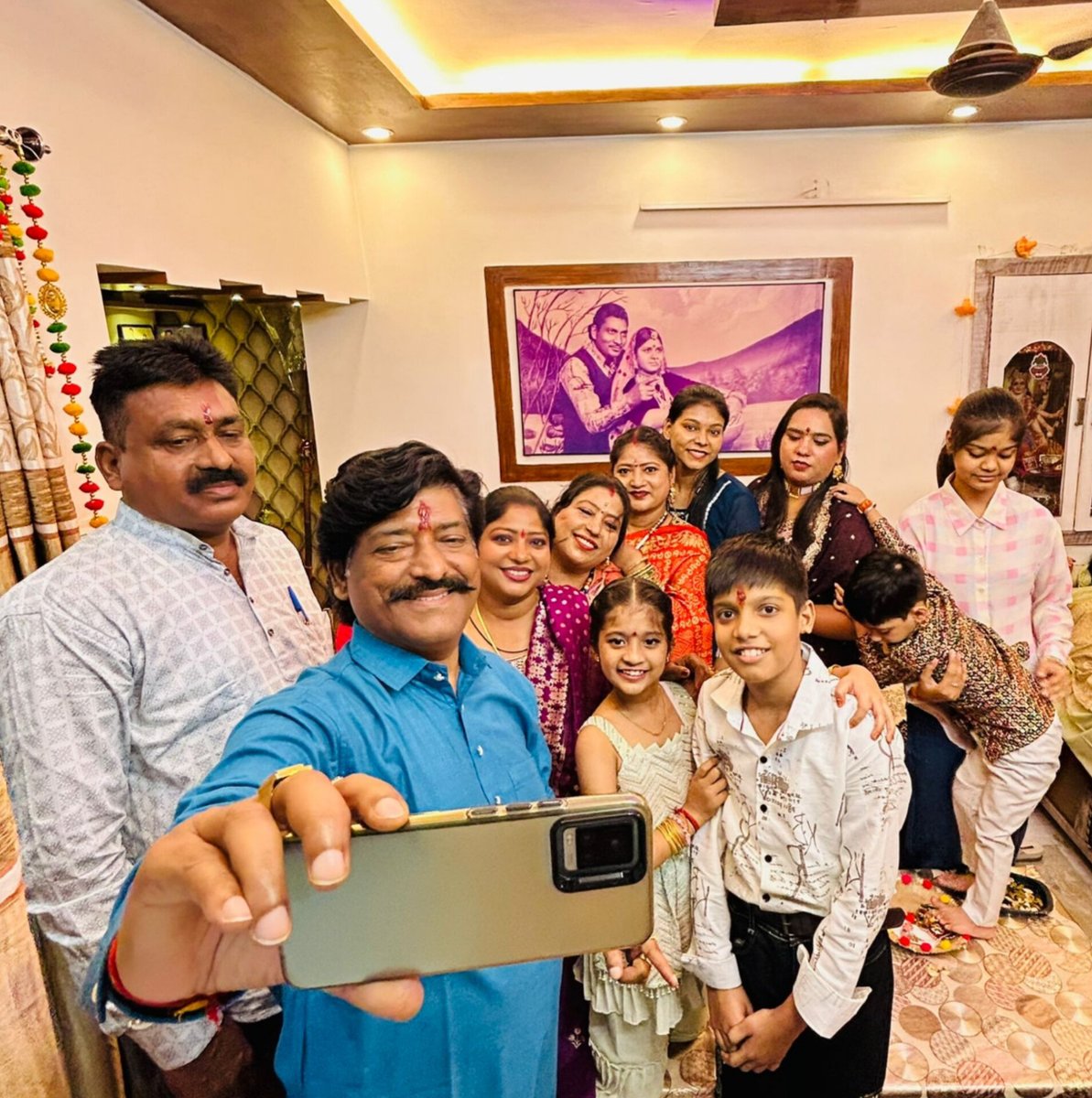 बहन और भाई के पावन पर्व पर माँ सहित सभी बहनों का आशीर्वाद प्राप्त किया💐🙏
<a href="/ArvindKejriwal/">Arvind Kejriwal</a> <a href="/AapKaGopalRai/">Gopal Rai</a> <a href="/SanjayAzadSln/">Sanjay Singh AAP</a> <a href="/ipathak25/">Durgesh Pathak</a> <a href="/AtishiAAP/">Atishi</a> <a href="/AnkushNarang_/">Ankush Narang</a> <a href="/AamAadmiParty/">AAP</a> <a href="/AAPDelhi/">Aam Aadmi Party Delhi</a>