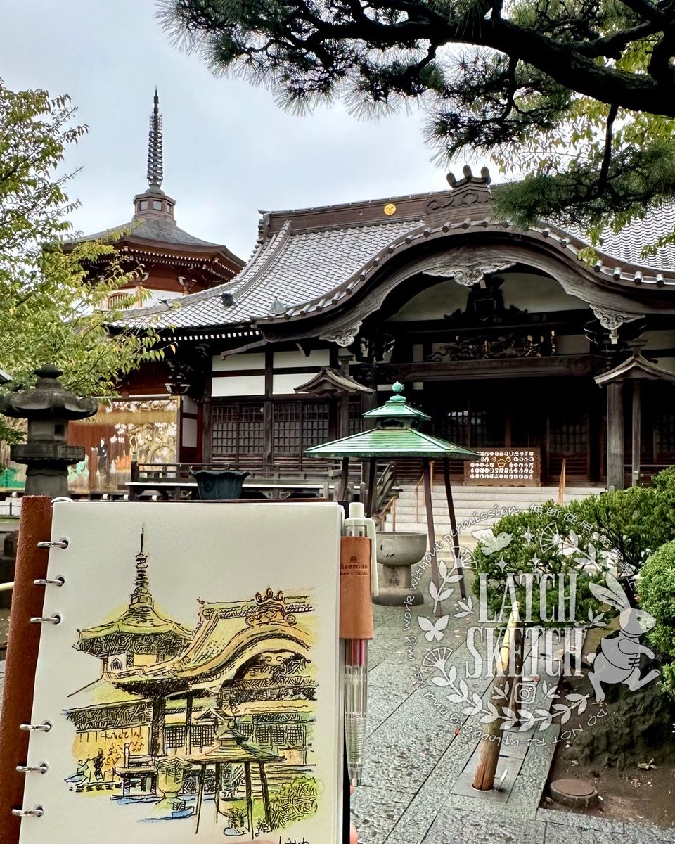 #ウォーキングスケッチ 
祐天寺で本堂と仏舎利殿をスケッチ。丁度、僧侶の皆さんが念仏を唱える日だったらしく、境内にずっと木魚と念仏が響き渡っていた。女性の僧侶さんが「見せてもらって良いですか？」と気さくに声をかけてくれた。
#アートマルチ8 #ピグマ