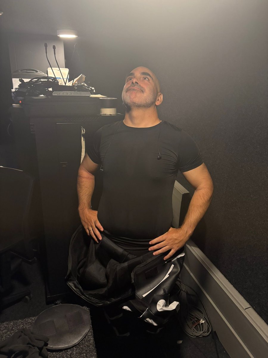 Lo que nunca se ve de un evento: <a href="/david_bonilla/">David Bonilla</a> entre bambalinas, EMPAPADO en sudor, después del show de inicio de la #TRGx