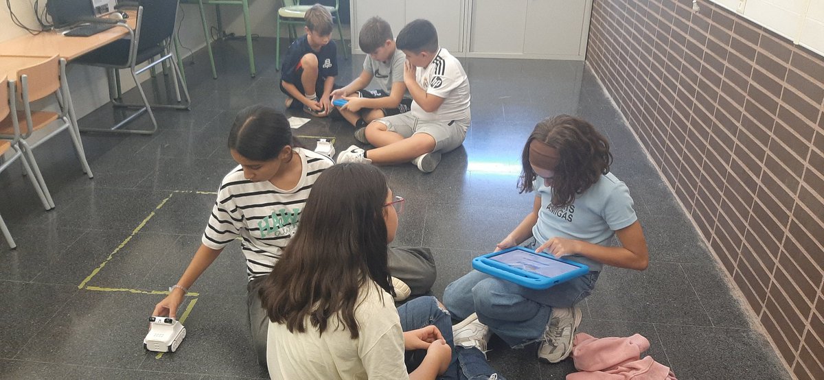 Aquests dies ja hem començat a  fer activitats de robòtica a 5è i 6è. L'objectiu d'aquestes sessions és que els nens i les nenes resolguin reptes utilitzant el pensament lògic. 🤖