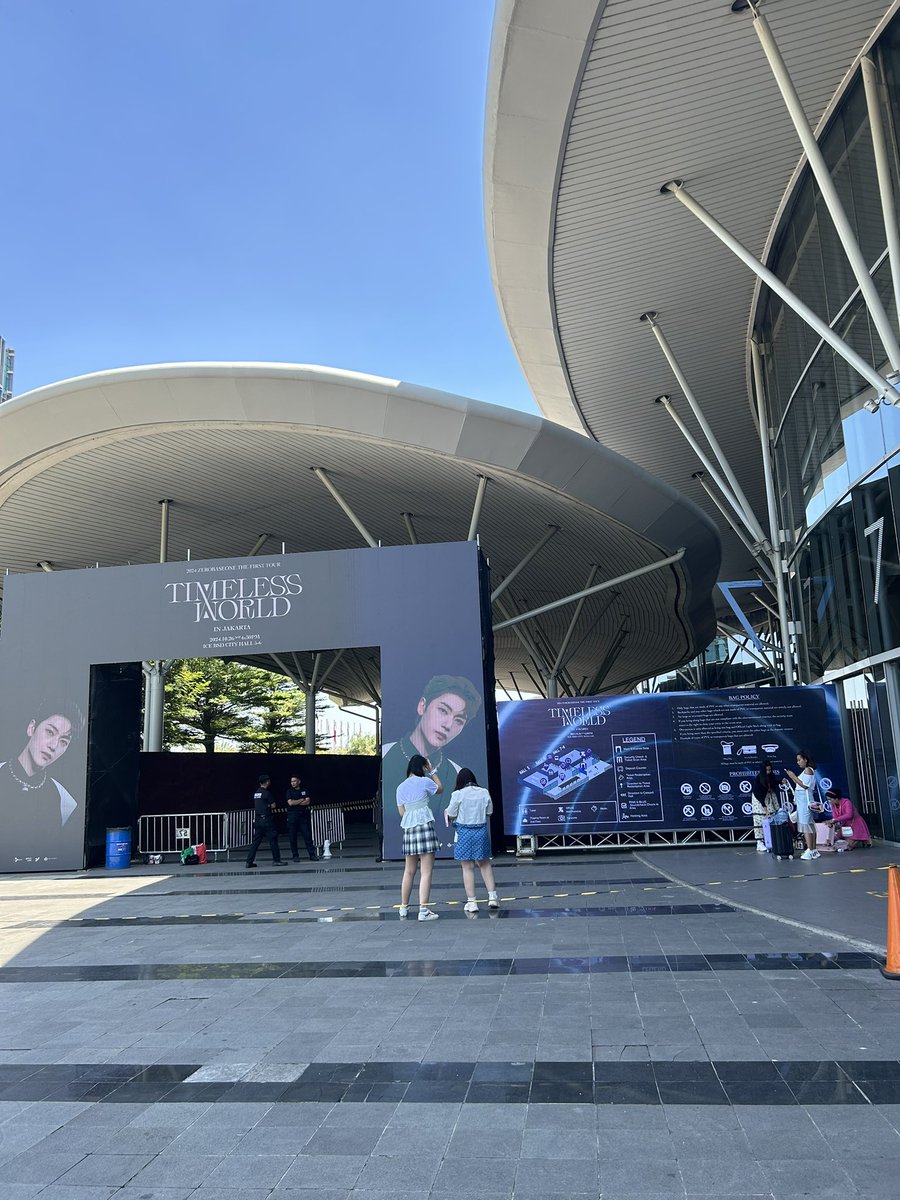 woeoyo's tweet image. flashback setahun yg lalu 🥲 di php in teman bahagia hiks