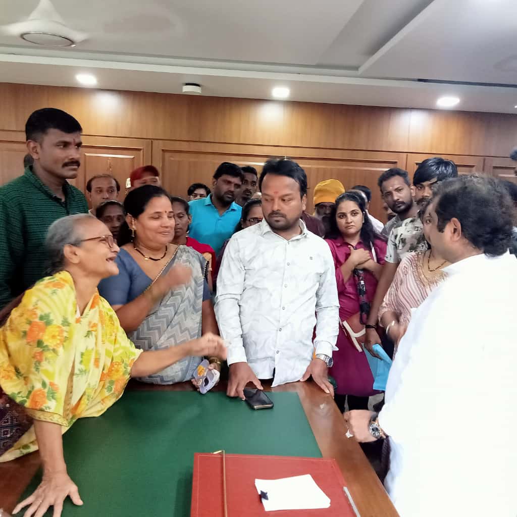 ramkadam's tweet image. आज राम दरबारात आलेल्या लोकांच्या समस्या जाणून घेतल्या आणि सोडविण्याचा प्रयत्न केला, लोकांच्या अडचणी ऐकून त्यावर त्वरित निर्णय घेणे हेच लोकशाहीचे खरे स्वरूप आहे. नागरिकांची साथ आणि त्त्यांचा माझ्यावरील विश्वास हीच खरी माझी ताकद आहे...
#राम दरबार#
#devendrafadnavis #devendra