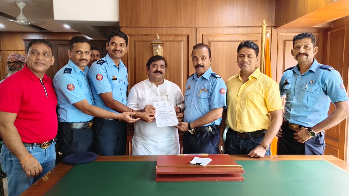 ramkadam's tweet image. आज राम दरबारात आलेल्या लोकांच्या समस्या जाणून घेतल्या आणि सोडविण्याचा प्रयत्न केला, लोकांच्या अडचणी ऐकून त्यावर त्वरित निर्णय घेणे हेच लोकशाहीचे खरे स्वरूप आहे. नागरिकांची साथ आणि त्त्यांचा माझ्यावरील विश्वास हीच खरी माझी ताकद आहे...
#राम दरबार#
#devendrafadnavis #devendra