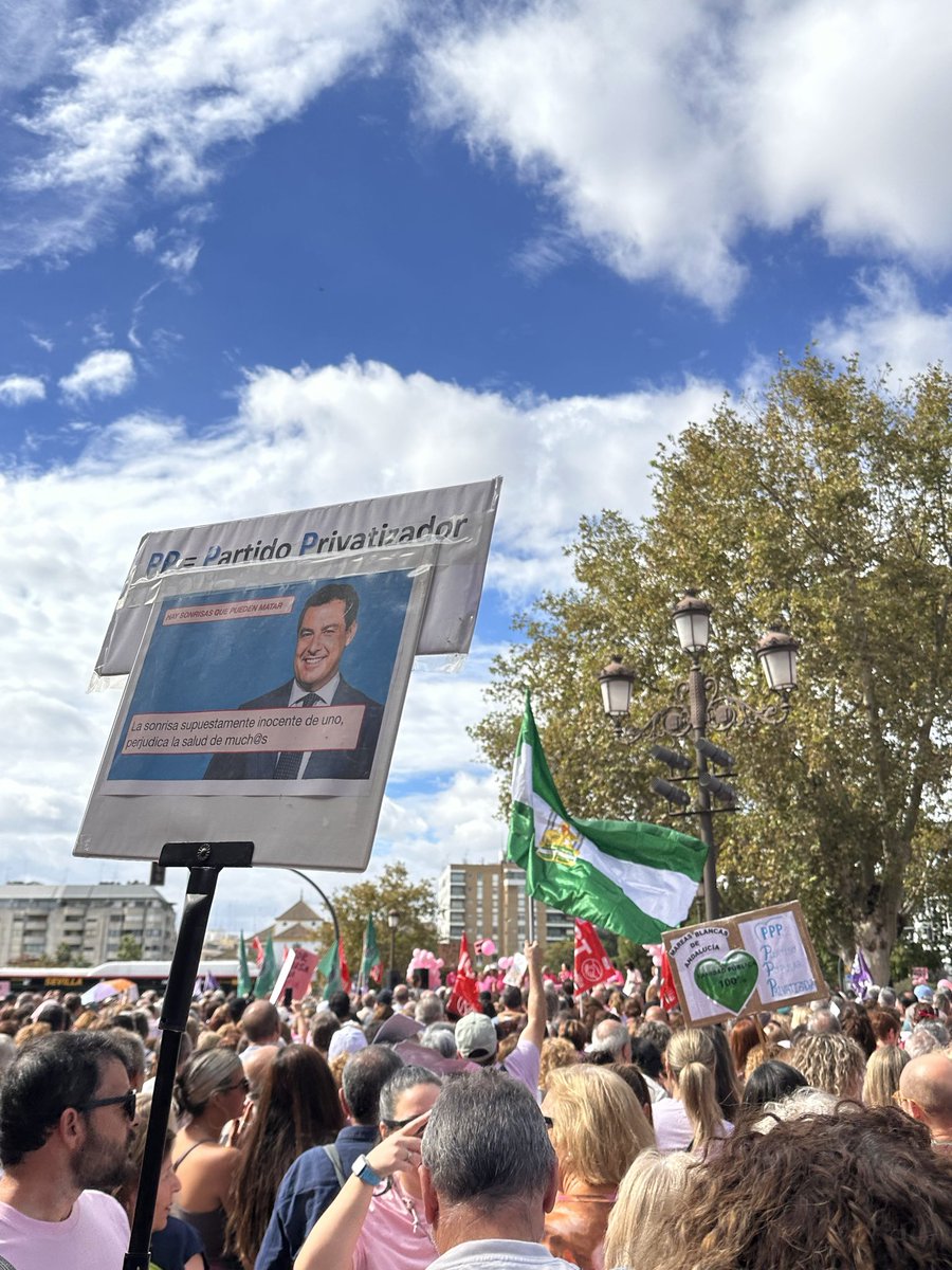 crismolain's tweet photo. Me duelen las manos de aplaudir junto a todas estas personas que están pidiendo SANIDAD PÚBLICA a gritos. 
Se nos va la vida en ello, abrid los ojos y poneos a hacer ruido por vuestras madres, vuestras abuelas, vuestras hijas. 
MORENO BONILLA DIMISIÓN ✊🏼 https://t.co/WAFS3Xw3pr
