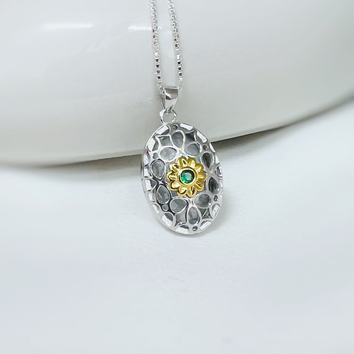NickyRobinUK's tweet photo. Beautiful #vintage #locket made from sterling #silver with gold vermeil petals and green #crystal centre. This #memorial locket can be created with #ashes, hair, fur or horsehair. https://t.co/IW6XchPwYk