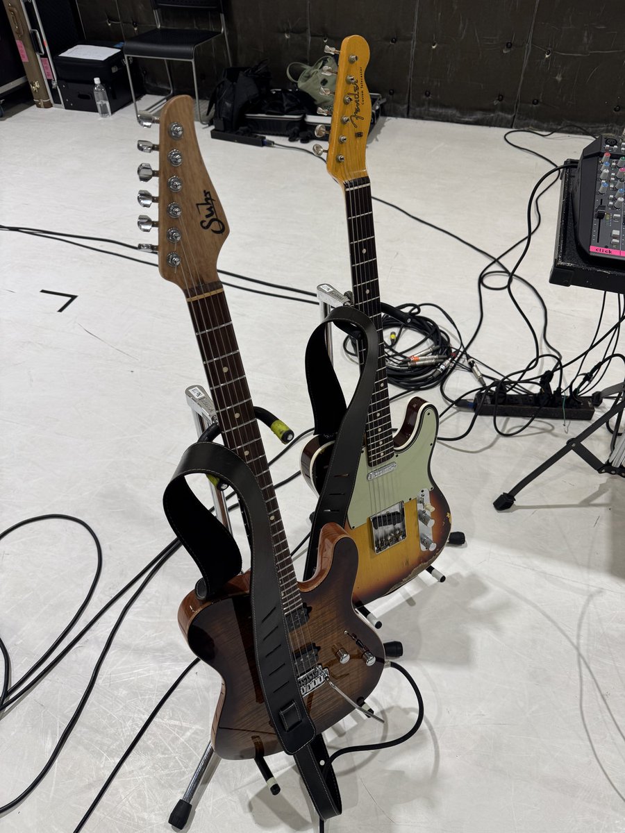 stillduckin's tweet photo. 今日の奈良さん❣️。お疲れ様でした〜🎸
#奈良悠樹 #LeCherieCraftWorks #toneblue #suhr #fender #guitar #strap #guitarist https://t.co/Ngfscx4ieg
