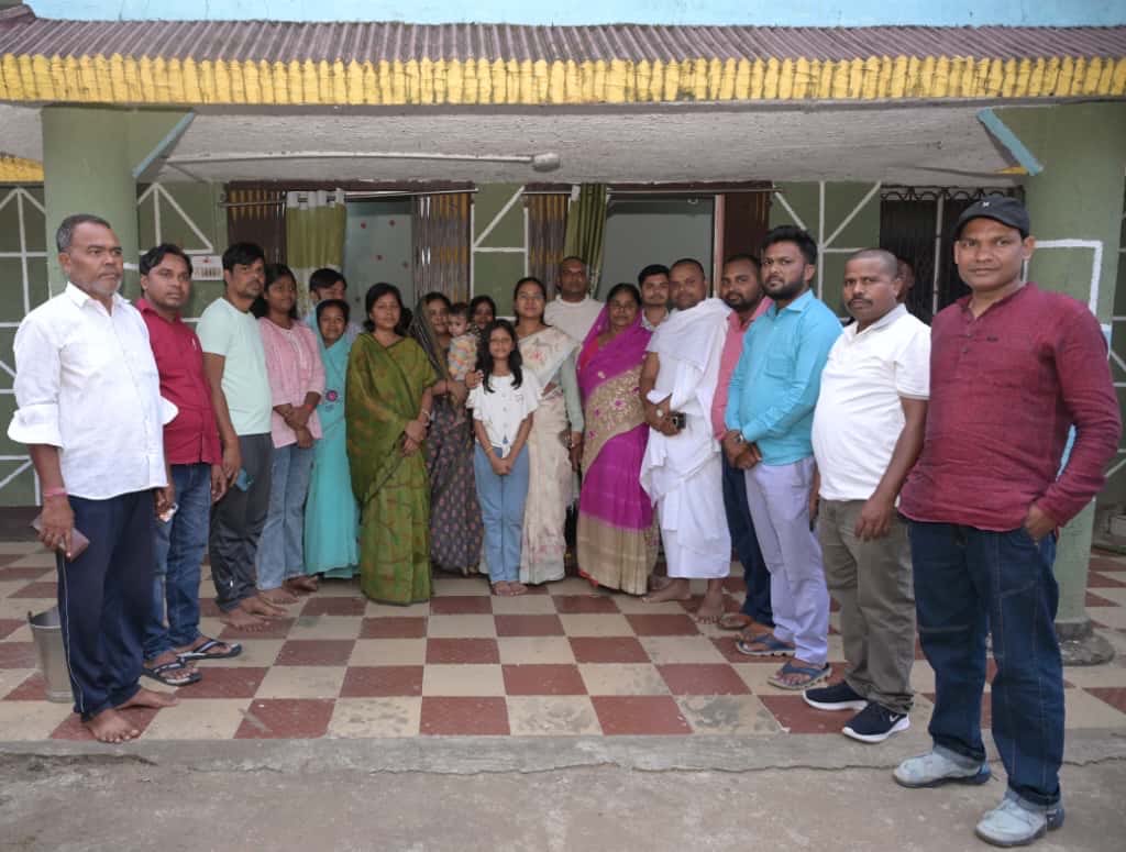 रामगढ़ से कांग्रेस विधायक श्रीमती ममता देवी से आज उनके पैतृक गांव दुलमी प्रखंड स्थित होहद में मुलाकात हुई . पिछले दिनों माननीय विधायक के ससुर जी का निधन हो गया था . आज उनके आवास जा कर शोक संतप्त परिवार से मिल कर , उनके दुख में शामिल हुई . ईश्वर दिवंगत आत्मा को शांति और परिजनों को