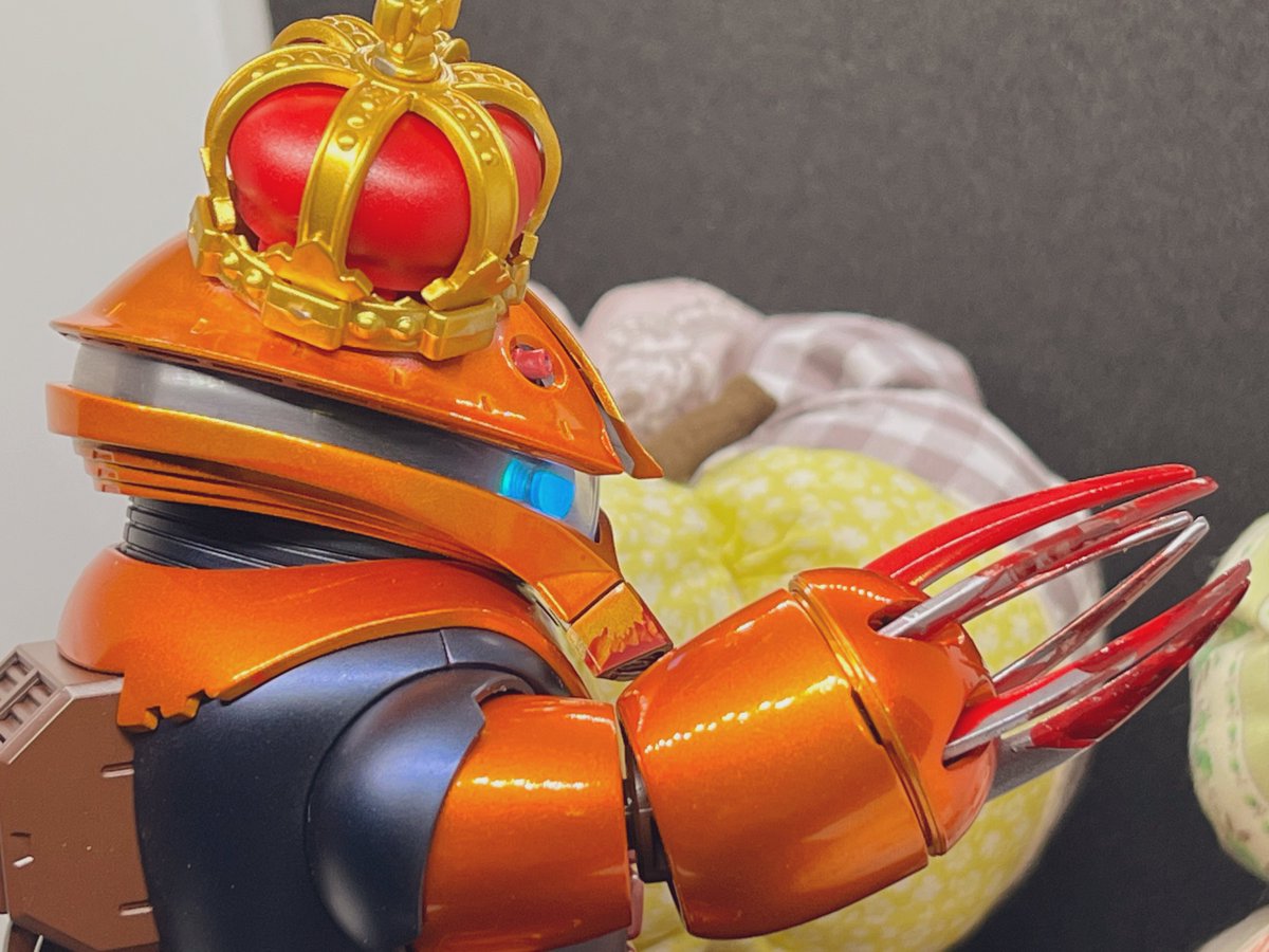 AskaWol's tweet photo. 作品名:【オカシなパンプキングアッガイ】

パンプキンの王様
パンプキングなアッガイです！

ハロウィンテーマと聞いて
改めてハロウィンらしさとはを考え
パンプキン・ホラーを
可愛い・不気味と変換して

可愛いのに不気味に怖いを目指して
アッガイを塗装してみました

 #フルプラハロウィン祭2025 https://t.co/24JrHV5EpI