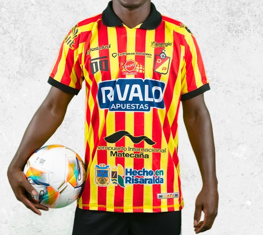 Hay un jugador del Deportivo Pereira de Colombia que se llama RONALDIÑO MOSQUERA y usa la 10. La primera página china de réplicas de camisetas de fútbol que la ponga a la venta se lleva mis 20 dólares.