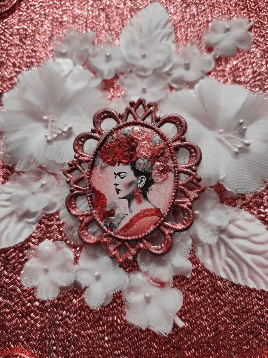 Broche Frida Kahlo artiste mexicaine dans des tons dégradés de rouge et de rose, des roses dans les cheveux, cadeau de Noël pour femme etsy.me/4ntovDB via <a href="/Etsy/">Etsy</a> 
REMISE DE 40 %
frenchjewelryvintage.etsy.com/listing/439337…