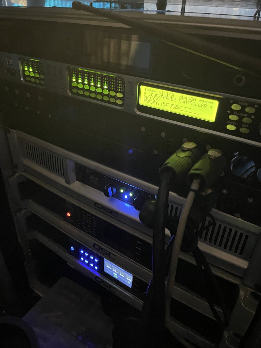 spitarou's tweet photo. QSCのPLD4.3あかんー
電圧を低く感じちゃってるみたいで立ち上がらない。
あきらめてGX5の片chで3wayのHiをパラ
片chでモニタ2台パラ
なんとか音は出した。

通常ではPLD4.5でローとミッド
PLD4.3でハイとモニター

チャンデバなかったら詰んでたかも https://t.co/oWZyVzTQxh