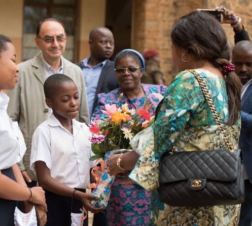 Lorsque que je vous dis que nous condamnons nos autorités pour rien, vous dites que j'insulte les gens. 
Est-ce qu'un élément de sécurité est là pour porter votre sac à main ?
En cas d'attaque, il fera comment ?
Protéger votre sac ou votre intégrité humaine? 

Maman Denise