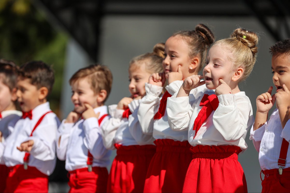 Çınar Anaokullarımızdaki güzel yavrularımızın hazırladığı güzel gösterilerle Cumhuriyetimizin 102. yılını kutladık. Onların gözlerindeki ışıltı, ülkemizin yarınlarına duyduğumuz umudun en güçlü ifadesidir. 

Onları sabırla, sevgiyle eğiten öğretmenlerimize ve her zaman yanımızda