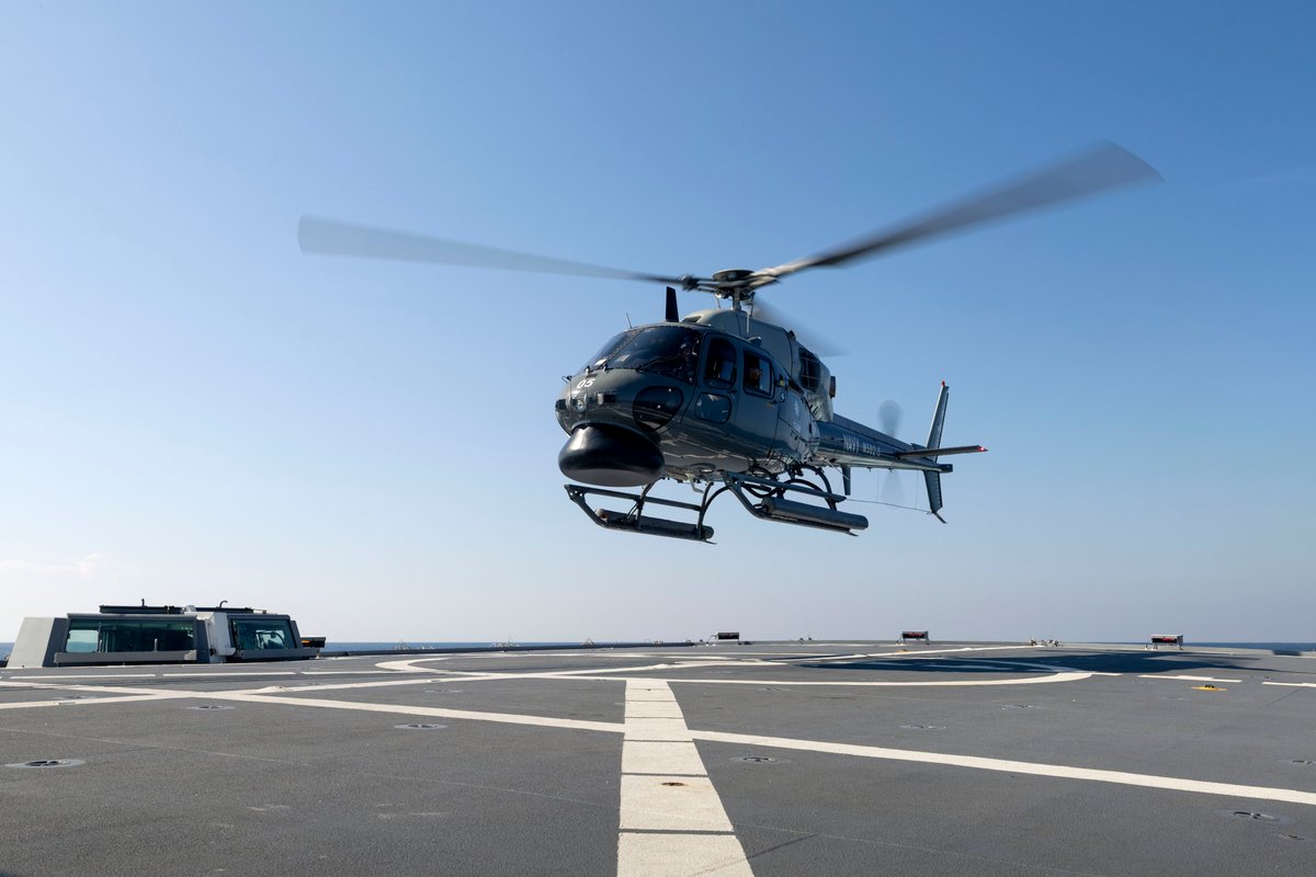 Roberto_yeager's tweet image. Hoy en aeronaves exóticas, viajamos al Extremo Oriente
Un #Eurocopter AS555 #Fennec de la Marina de #Malasia tomando sobre la cubierta de la fragata australiana HMAS Ballarat FFH 155 durante el ejercicio  #BersamaLima25 (Photographer:LSIS Connor Morrison)