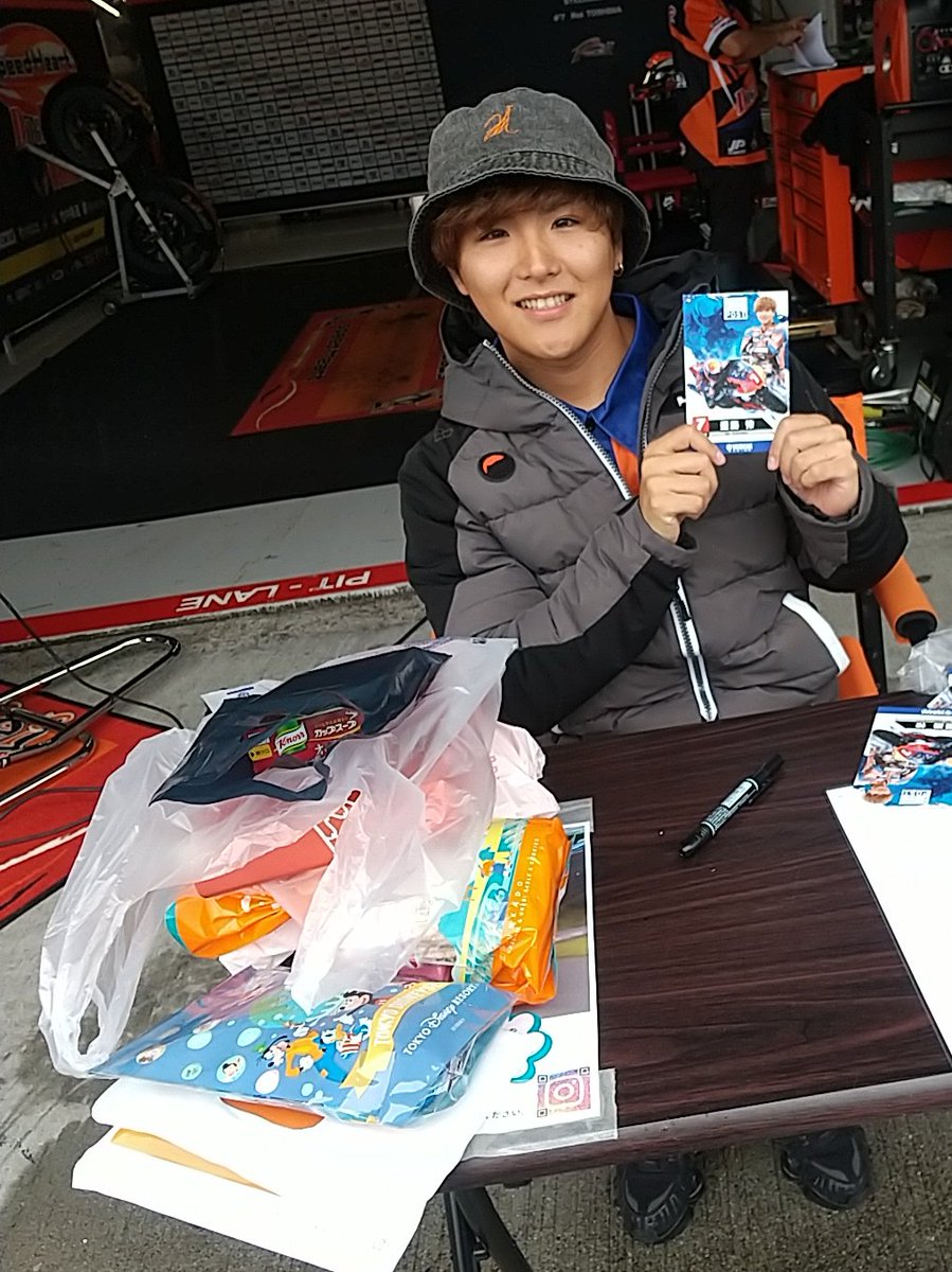 rossoleali's tweet photo. 今年ラストピットウォーク
差し入れが積まれていました。
差し入れを潰さず入れるミニコンテナでも差し入れしようかな
…(笑) https://t.co/o02yy3C7TJ