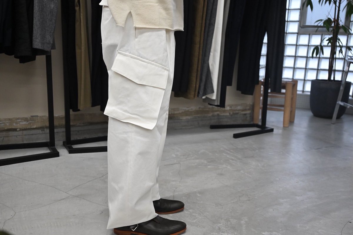 Fendart /Cross tacks cargo

品のある軍パンです。目を引くクロスタックとカーゴポケットが着こなしの幅を広げてくれそう。生地は頑丈そうなオフホワイトの綿100

なお新作デニムの横に掛かっていたベージュのバラードジャケットが思わず手にとって近場を旅したくなるような面で、追加しました笑