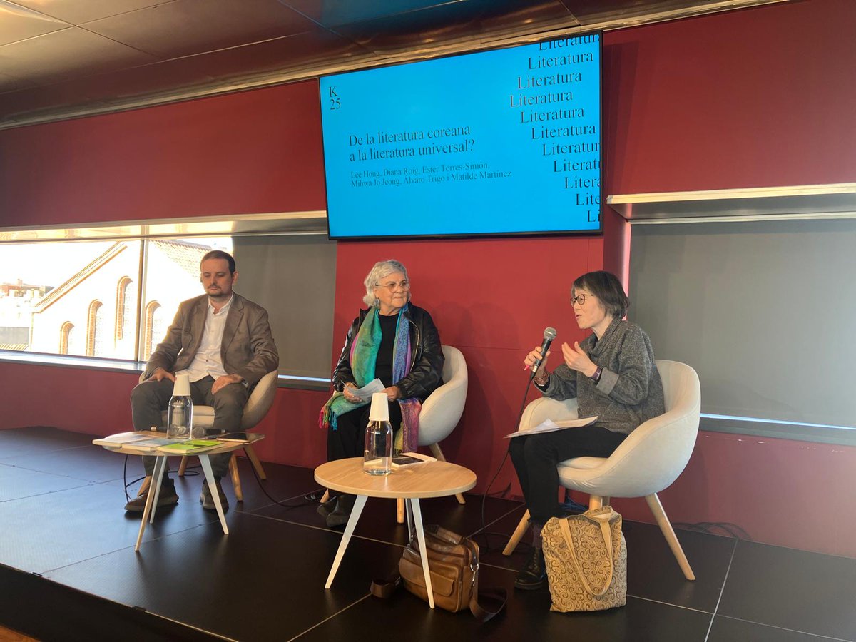 Fue genial poder asistir al Kosmopolis organizado por el #cccb y hablar sobre literatura, traducción y Kim Aeran con <a href="/GodallEdicions/">Godall_Edicions</a>. Mi agradecimiento a <a href="/ETorresSimon/">Esther Torres</a> y al Centro de cultura contemporánea de Barcelona por organizar este gran evento con autoras de actualidad