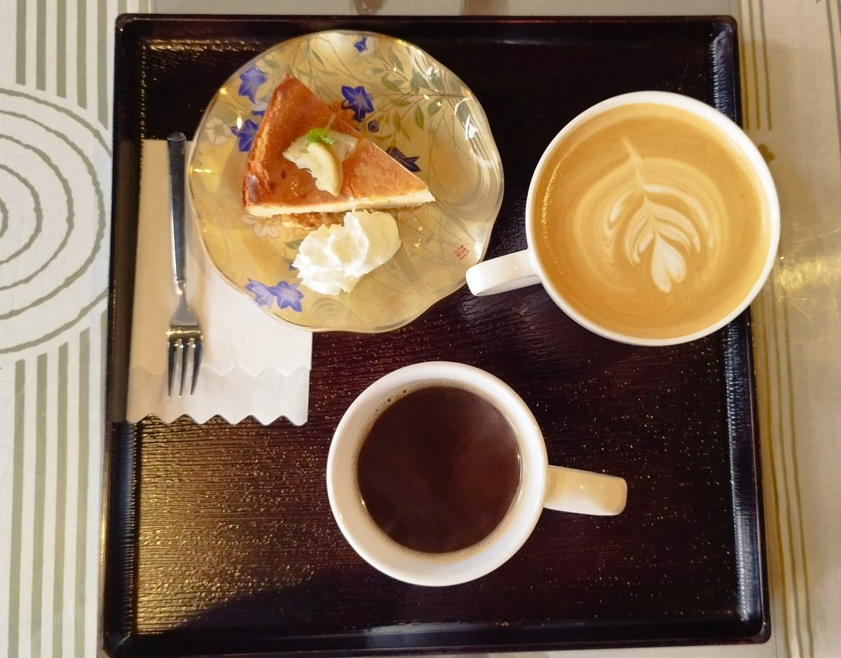 嫁と新規開拓のお蕎麦屋さんからの、新規開拓の珈琲屋さん。
どっちも当たりでした😊
どっちのお店も駐車場の台数少ないからタイミング悪いと入店すら出来ないのが難点・・・
ソーダコーヒーは飲んでみたいけど、冷たいのでしばらくはお預けかな。