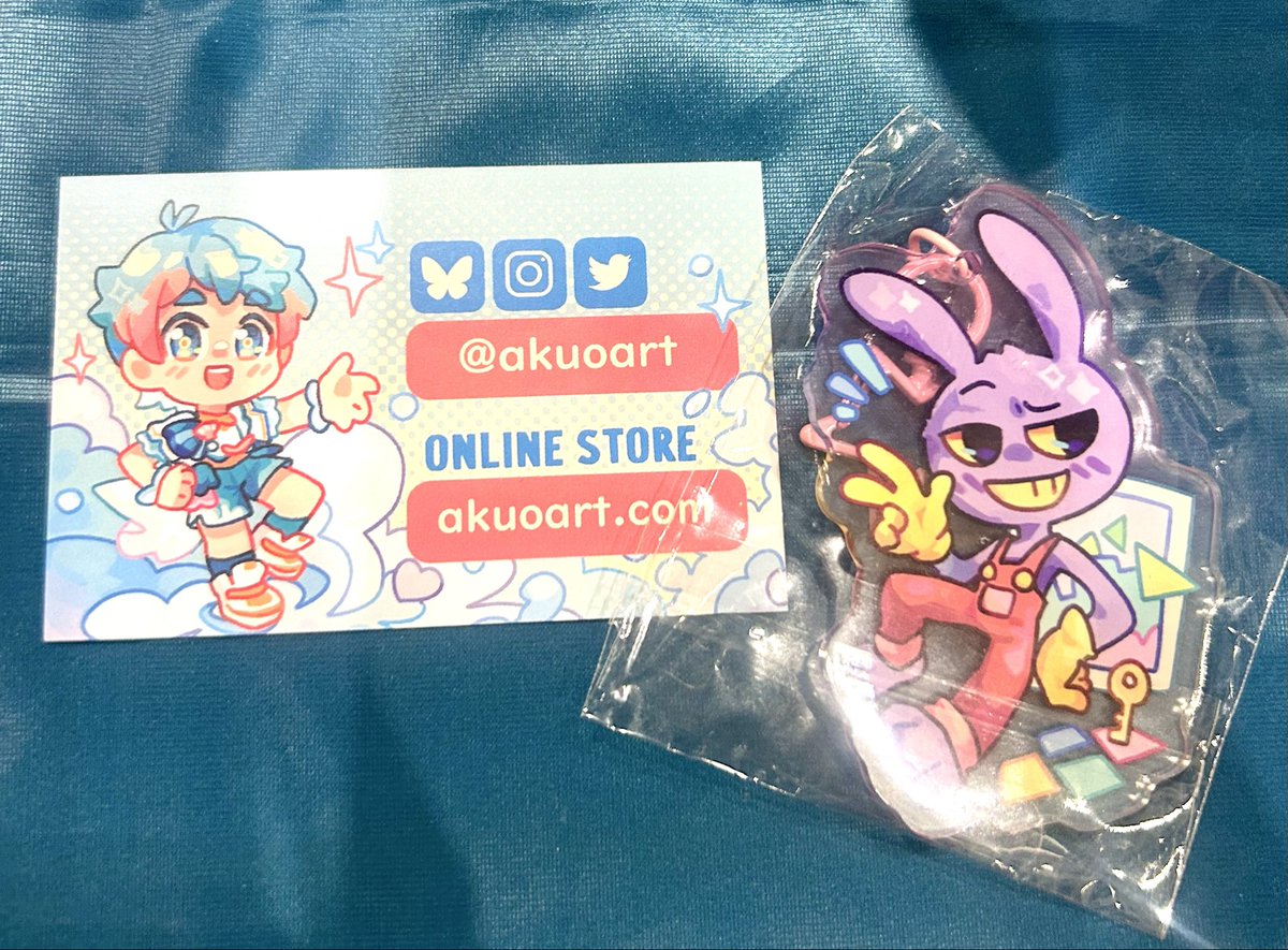 Yo wuh this crazy thing just happened😭😭 this girl was so kind, I just asked where to find Digital Circus merch (for my lil sis) and she got me this and then just ran away. I wish I could repay her 🥹 but idk her socials aaaa 

The art of the keychain belongs to <a href="/AkuoArt/">Akuo 🪸</a> !