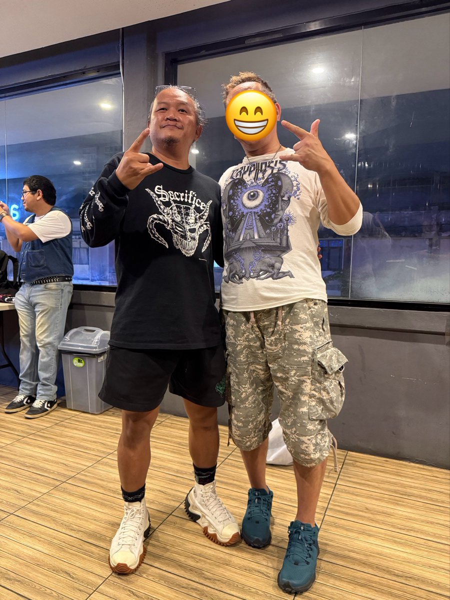 metalheadtoyo's tweet photo. VEKTORバンコク参戦の話の続き…
サポートにはマレーシアのベテランスラッシュバンド、Hereafterが🇲🇾アルバムは追ってはいたが曲を覚えているレベルではないので傍観気味ではあったがVo&amp;Gは存在感があり悪くなかった✨
Tシャツは日本講演を見たフォロワーさんによると🇹🇭verはデザインが違う模様🥰 https://t.co/TPZr7SThMh