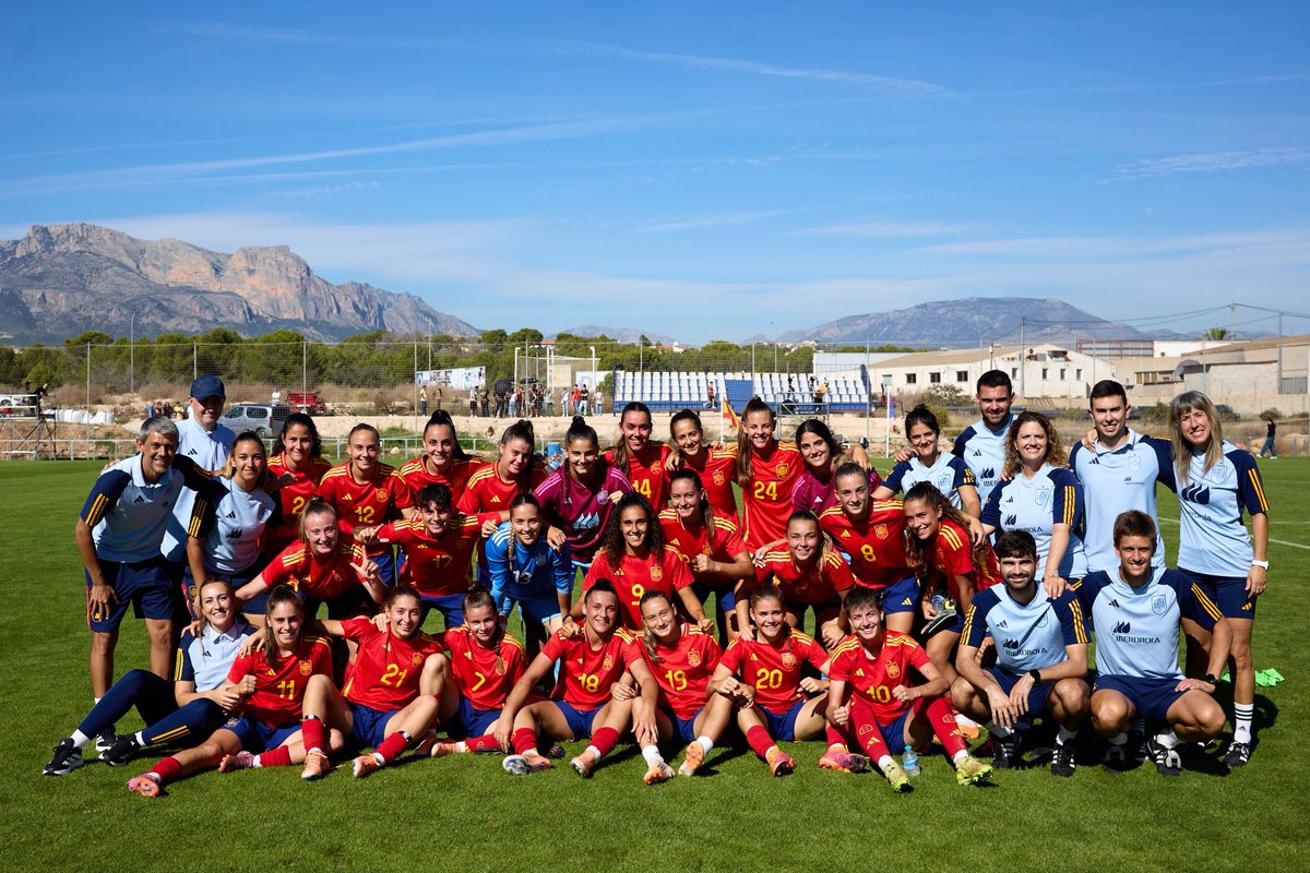 davidaznarcoach's tweet photo. Debut y victoria, un placer formar parte de este grupo fantástico de jugadoras y staff, no puedo estar mejor rodeado 🇪🇸 #sefutfem #wu19 https://t.co/HRX6i2GNPd