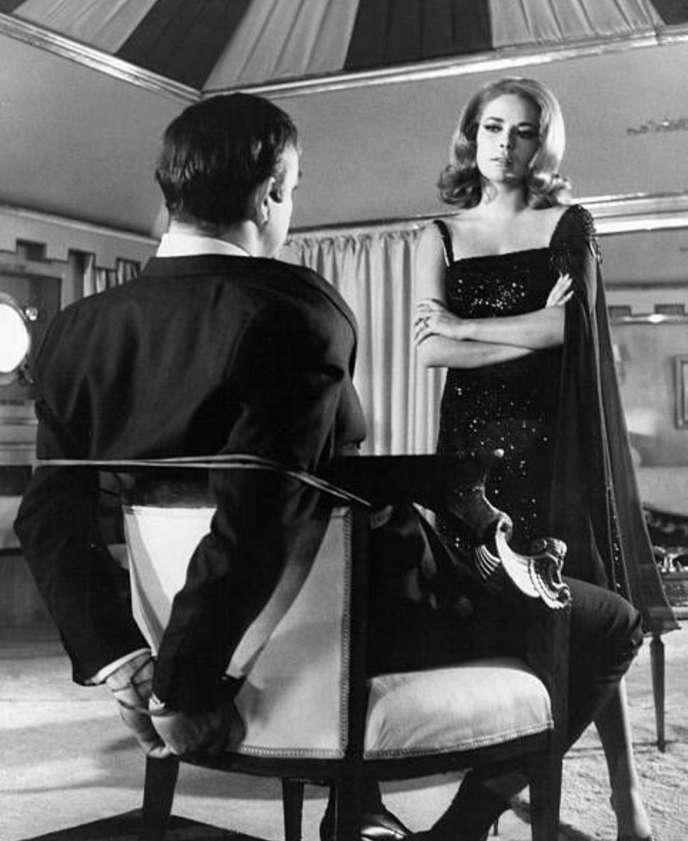 rise_ofman's tweet image. She’s testing you. Every word, every move, every glance.
A Psychological Thread:
