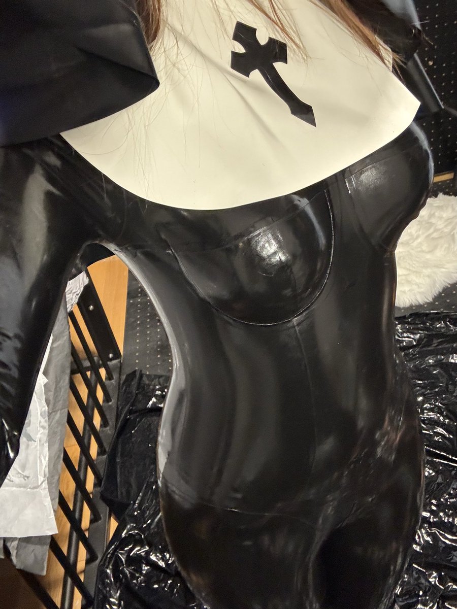 第一次穿胶衣✅
怎么才能做到像大佬一样穿得那么丝滑！

不是腿上卡着拉不到裆 就是手肘褶皱
不敢用力怕扯破
扯半天纹丝不动呜呜呜呜o(╥﹏╥)o
就！是！拉！不！到！位！
明明油打了很多呀……

教教我🥺🥺🥺

#胶衣 #latex