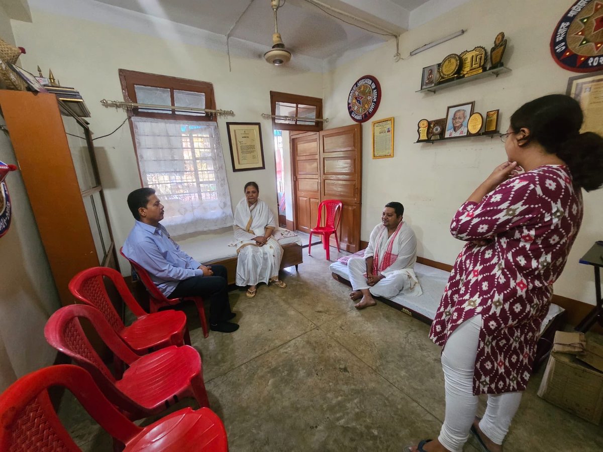 BhupenKBorah's tweet image. Today, I visited the residence of veteran journalist, writer, and eminent columnist Baikuntha Nath Goswami, who passed away earlier this week. I offered my heartfelt condolences to his family and prayed for the eternal peace of his noble soul.

@sushmitagoswami