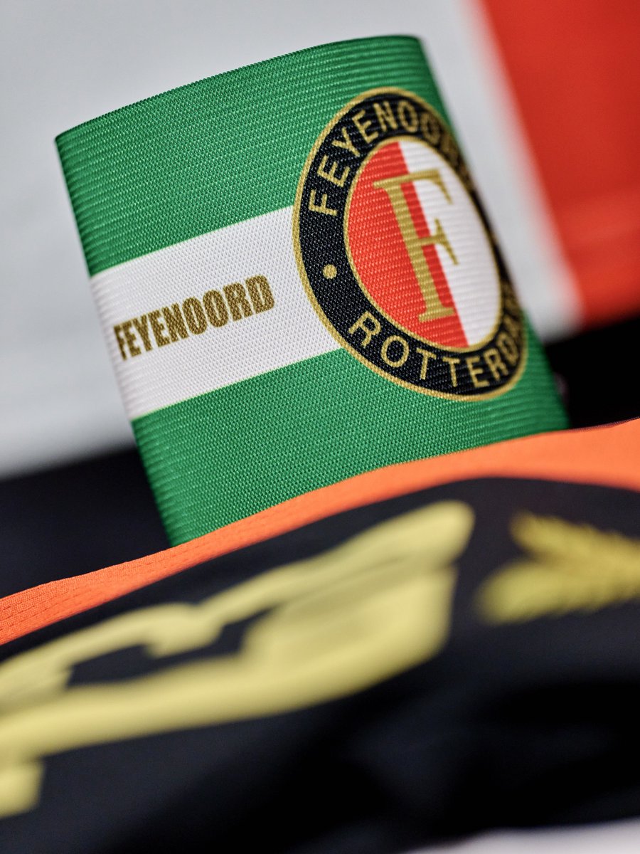 Feyenoord's tweet image. Details in the dressing room 🔭

#feypsv
