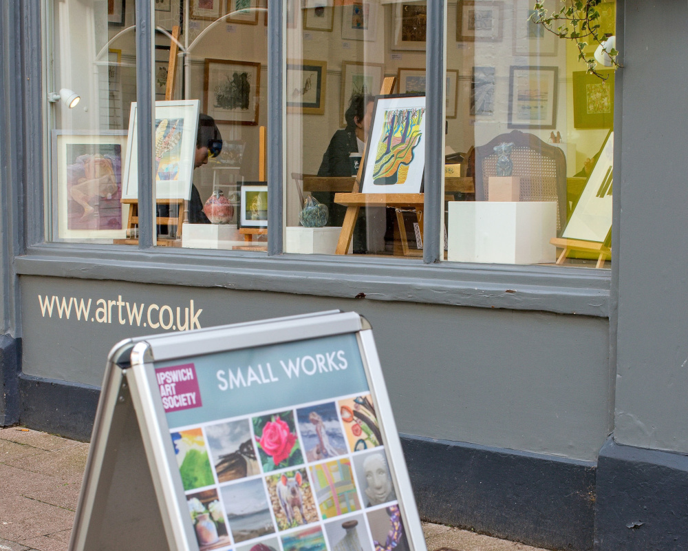 ipsartsoc's tweet photo. The Small Works exhibition is now open, featuring paintings, drawings, prints, sculptures, ceramics and textiles by #IpswichArtSociety. 
#ArtSpace gallery, 64 Thoroughfare, #Woodbridge.
On until Wed 5th Nov open daily 10am  - 5pm
A great opportunity for early #Christmas shoppers! https://t.co/JaS40H4L7e