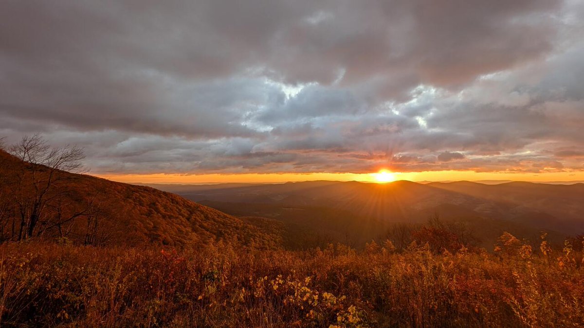 MovieNight_apps's tweet photo. Sunrise over Appalachia, Spruce Knob, WV [OC][3272x1840] via /r/EarthPorn https://t.co/A3ylI8Z1vj

#photography #photooftheday #photographer #photoshoot #picoftheday #art #beautiful
#instagood #photo #nature #travelphotography
#landscapephotography #portraitphotography
#followm… https://t.co/CrsZM1rJAN