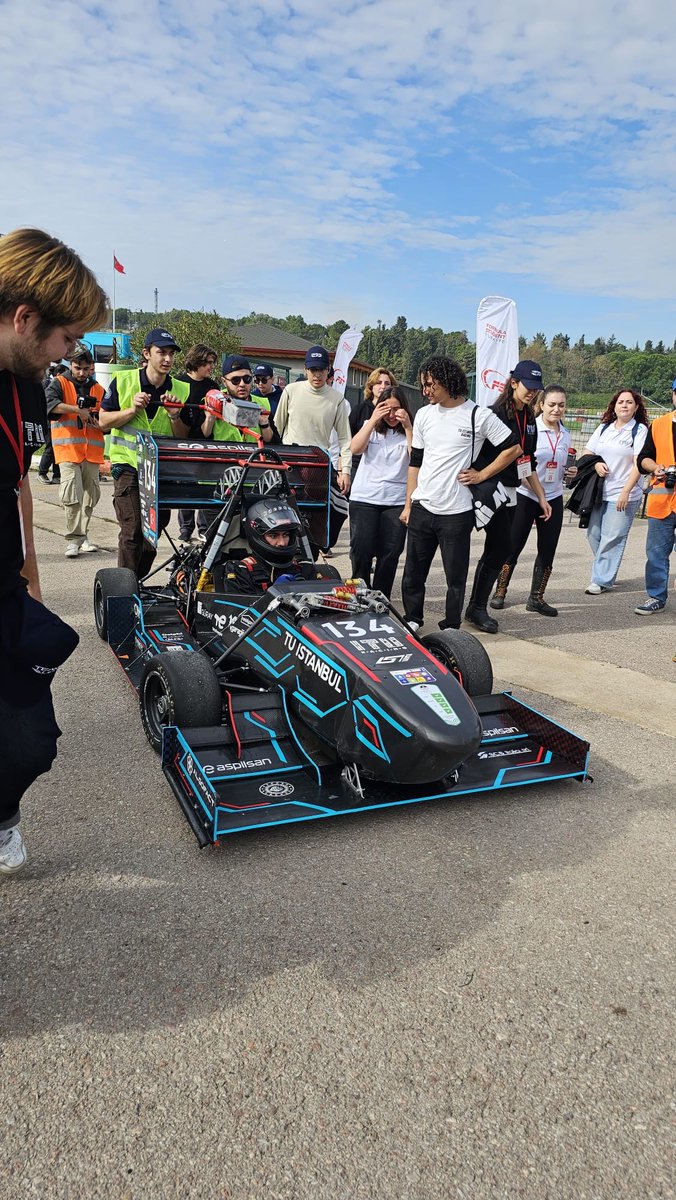 Bugün yarış günü! TeamsUp Formula Student Türkiye’de İTÜ Racing ekibinin destekçisiyiz 🏎️ Takıma başarılar diliyoruz 💪 @itu_racing #İTÜRacing #FormulaStudentTurkey #TeamsUp