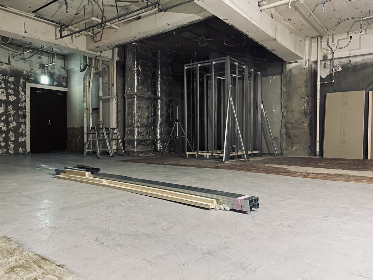 💡仮設照明の取り付けが完了し、トイレの設置も順調に進んでいます！
そして、不足していた塗料が届いたので、
本日は床の塗装作業も進めました！
明日からは更衣室やネットの製作・設置に着手予定です。
引き続きコツコツ現地の準備を進めてまいります💪

🎯クラファンも残り5日となりました！