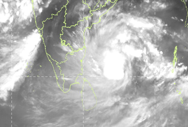 chennaiweather's tweet photo. 5:30 PM update: The #94B deep depression is wrapping rain bands around its center, with spiral bands gradually weakening. Moisture feed continues from the east, and the system is moving west/northwest at about 6 kmph. It is likely to intensify into a cyclone.

மாலை 5.30 மணி நிலவரம்: #94B ஆழ்ந்த தாழ்வு மண்டலம் மையத்தைச் சுற்றி மேகங்கள் திரள்கின்றன. சுழல் மேகங்கள் மெல்ல சிதைந்து வருகின்றன. கிழக்கிலிருந்து ஈரப்பதம் தொடர்ந்து சேர்ந்து கொண்டு,மண்டலம் மேற்கு/வடமேற்குத் திசையில் சுமார் 6 கிமீ வேகத்தில் நகர்கிறது. இது புயலாக வலுப்பெறும் வாய்ப்பு உள்ளது.