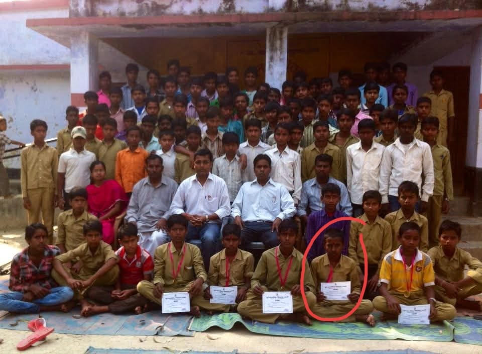 🏆 #अनमोल_रत्नों_की_सपनों_की_उड़ान 🏆
✨ #प्रेरक_कहानी ✨
हर शिक्षक का एक ही सपना होता है कि- “मेरे विद्यार्थी मुझसे भी आगे बढ़ें और राष्ट्र के निर्माण में अपनी प्रतिभा से नई दिशा दें।”
आज वही सपना साकार होता महसूस हुआ। जब लगभग 11 वर्ष बाद अपने पूर्व शिष्य अरविन्द मौर्या से भेंट