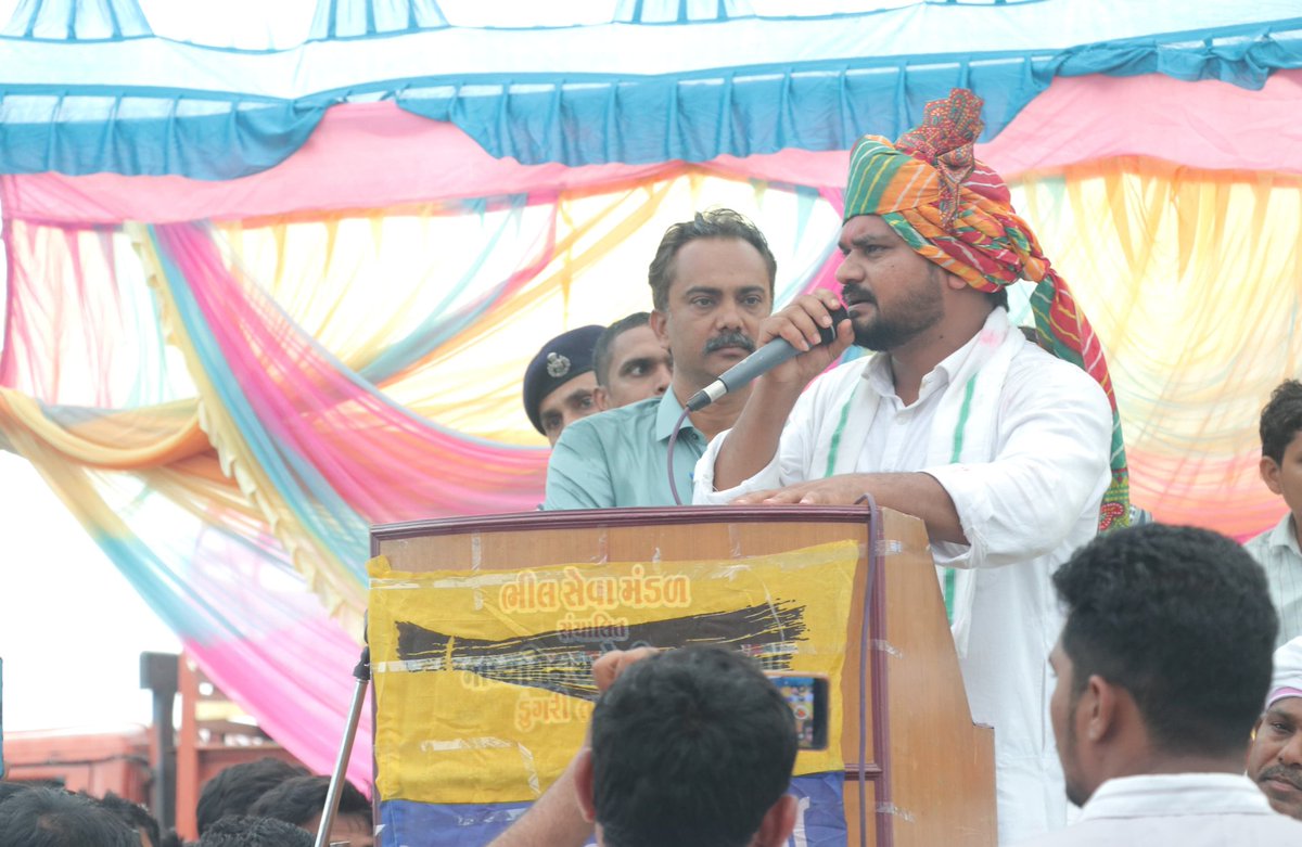 Chaitar_Vasava's tweet image. दाहोद जिले के गोविंदगुरु लिमड़ी तालुका के डूंगरी गाँव में आयोजित &quot;गुजरात जोड़ो&quot; जनसभा अभियान कार्यक्रम के तहत हजारों युवा और स्थानीय लोग @AAPGujarat में शामिल हुए। यह जनसैलाब बता रहा है कि गुजरात में बदलाव आने वाला है। 
@ArvindKejriwal @AamAadmiParty