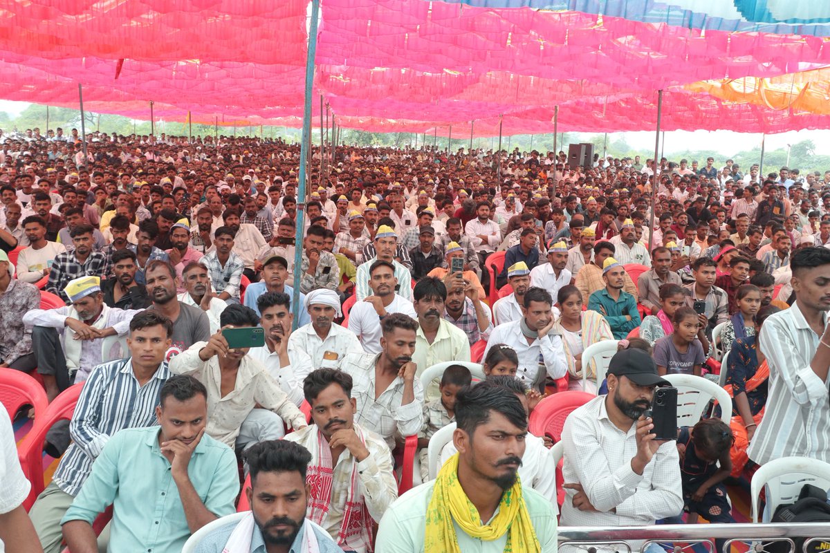 Chaitar_Vasava's tweet image. दाहोद जिले के गोविंदगुरु लिमड़ी तालुका के डूंगरी गाँव में आयोजित &quot;गुजरात जोड़ो&quot; जनसभा अभियान कार्यक्रम के तहत हजारों युवा और स्थानीय लोग @AAPGujarat में शामिल हुए। यह जनसैलाब बता रहा है कि गुजरात में बदलाव आने वाला है। 
@ArvindKejriwal @AamAadmiParty