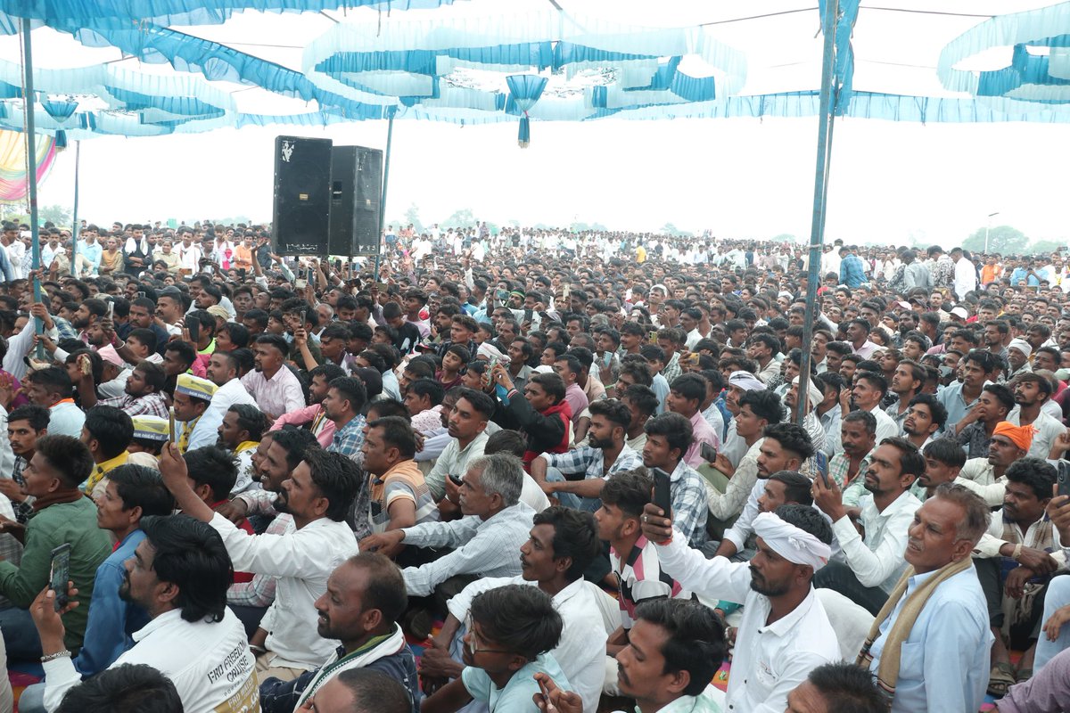 Chaitar_Vasava's tweet image. दाहोद जिले के गोविंदगुरु लिमड़ी तालुका के डूंगरी गाँव में आयोजित &quot;गुजरात जोड़ो&quot; जनसभा अभियान कार्यक्रम के तहत हजारों युवा और स्थानीय लोग @AAPGujarat में शामिल हुए। यह जनसैलाब बता रहा है कि गुजरात में बदलाव आने वाला है। 
@ArvindKejriwal @AamAadmiParty