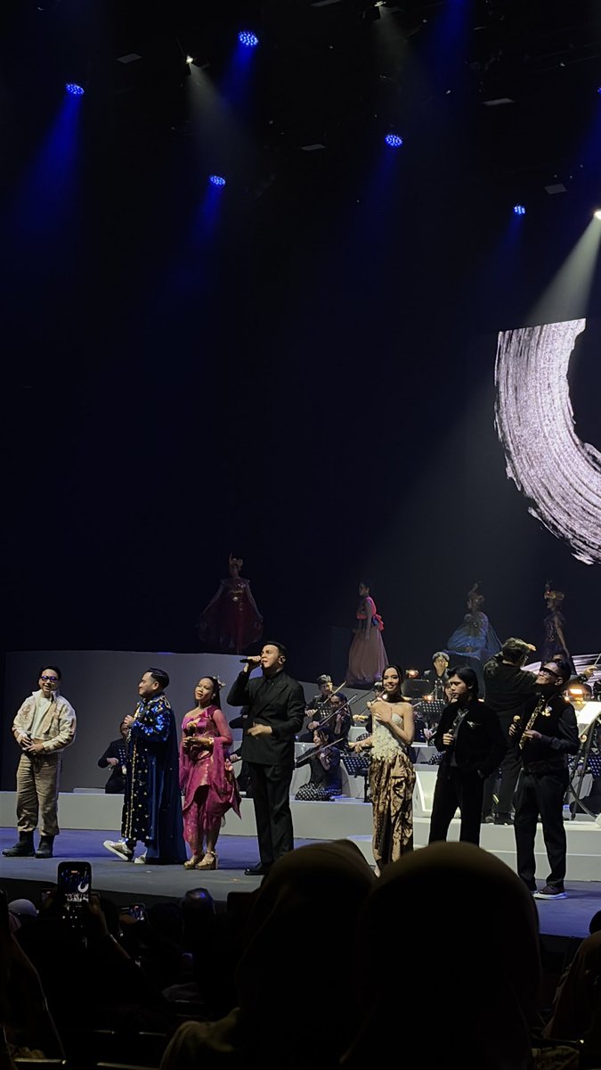 Senang sekali melihat Tulus, Yura, King Nassar, Lyodra, Rony Parulian, Andre Hehanussa, Swain Mahisa dalam satu panggung. Terutama senang sekali bisa nonton Lyodra dan Rony untuk pertama kalinya sejak ngikutin mereka di Indonesian Idol. 🤍