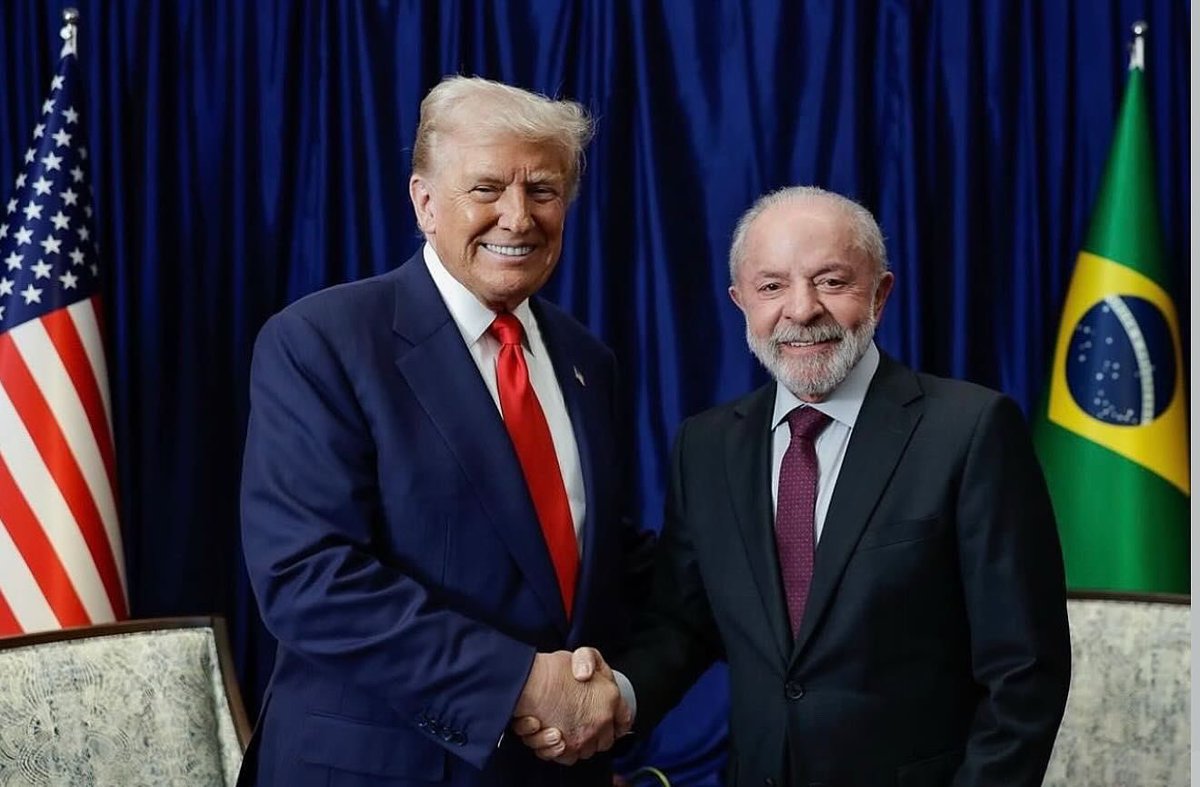 ContaratoSenado's tweet image. Uma foto que marca um momento diplomático decisivo e o prelúdio do fim do tarifaço. O Brasil dialoga de igual para igual com qualquer nação. E não há sabotador-geral da República capaz de minar nossa soberania.