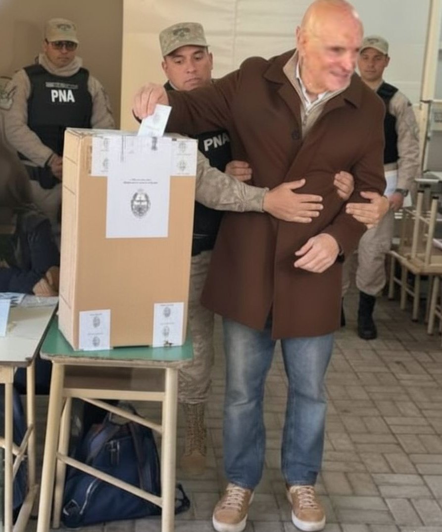 Noo abuelo no vayas a votar acordate que sos narcotraficante

Mi abuelo en la escuela a las 8 am: