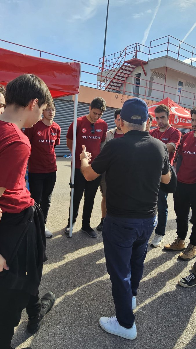 #FormulaStudentTurkey yarışmasına katılan YTÜ Racing takımı ile sohbet molası. Takıma yarışmada başarılar diliyoruz.