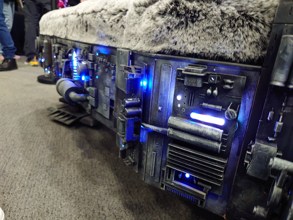 Si vous passez au <a href="/ParisAVshow/">Paris Audio Video Show</a>, n'oubliez pas d'aller voir "Une Brève Histoire du Son" réalisé par une équipe géniale de <a href="/SonVideo/">Son-Vidéo.com</a>, mais aussi d'aller voir ce canapé de FOLAY réalisé par My Ciné, notamment à partir de pièces récupérées de vieilles TVs ! 😻