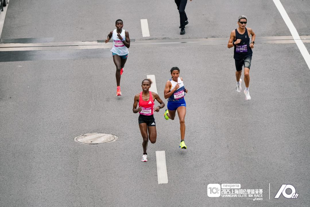 Shanghai Elite 10km Race 🇨🇳
With a final 100m kick, Asmarech Anley won the race in 31:10. 
Congratulations! 🧡💙

📸: Organisation

#nike #nikerunning #rosassociati #roadrunning