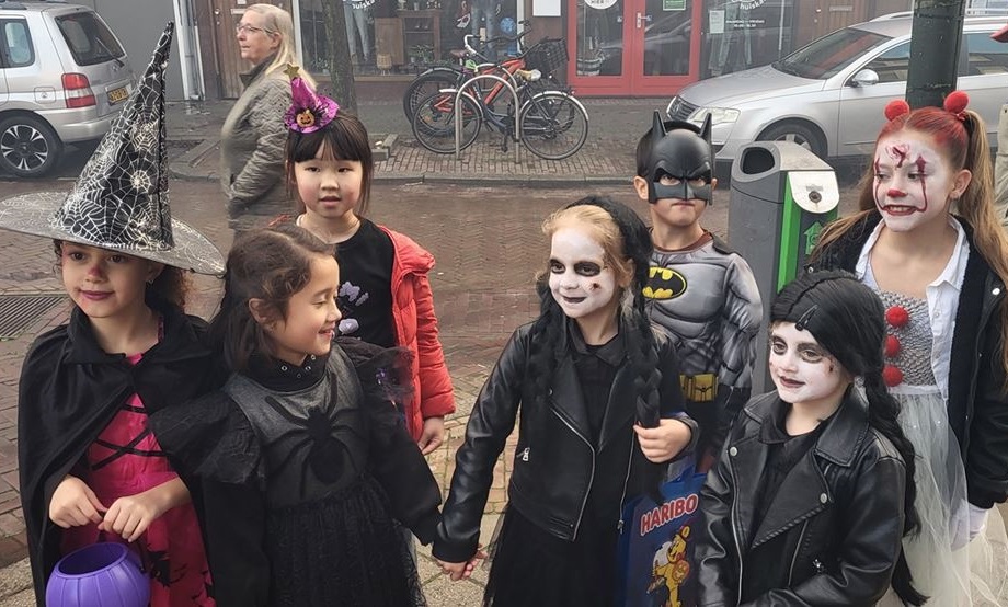 Kijk mee met JW in Groenelaan, Sommelsdijksestraat en Volkspark

Lekker griezelen met Halloween in Schiedam Zuid

<a href="/jwdeboer7/">Jan Willem de Boer</a>  <a href="/Groenelaansdam/">Groenelaan</a>  

deschiedammeronline.nl/artikel/detail…