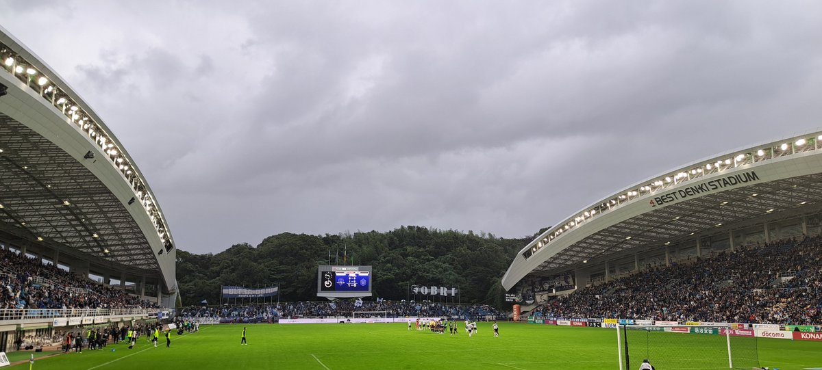 今日は今日で選手たちは出場した時間で今のベストを尽くしてくれた。でも、10月26日という日付の博多の森という場所、これらの何かを乗り越えるまでには至らず、終盤の時間帯の痛恨のPK判定で引き分けすらできず。前の試合同様、その場面にあのCBがいてくれたら、という采配面での遺憾さが残った。