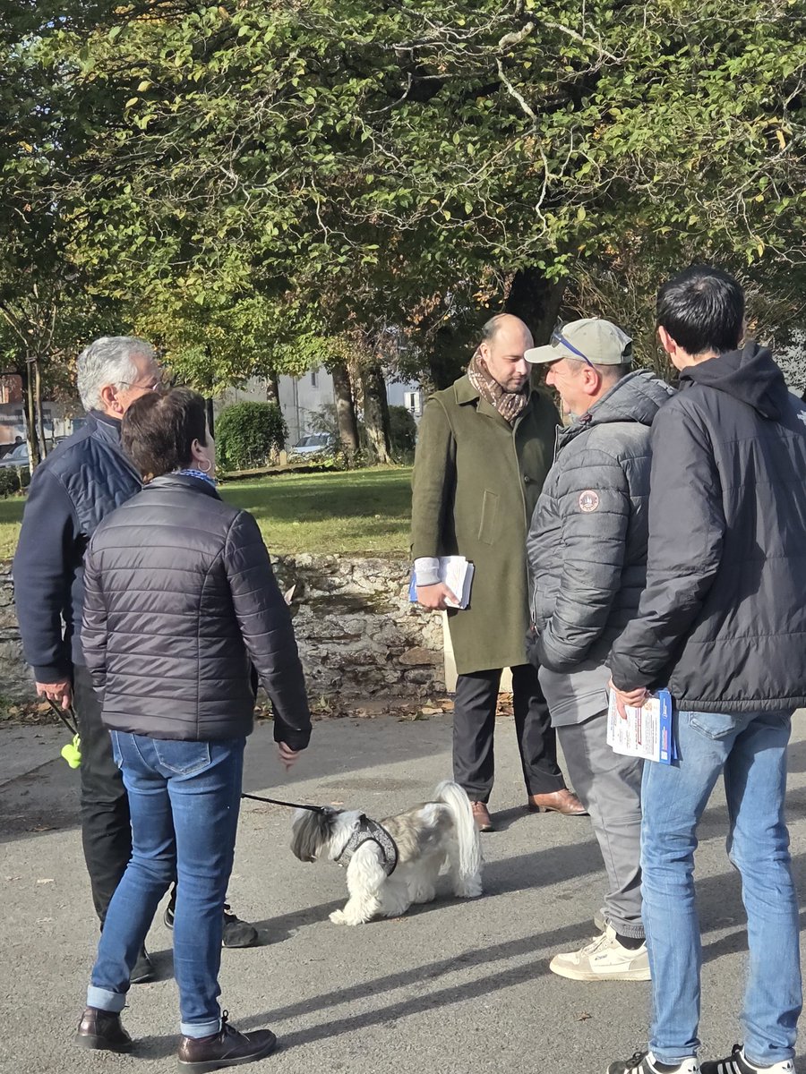 CMasson44's tweet photo. Ce matin, la Fédération du RN 44 était sur le marché de Sautron pour défendre nos idées, affirmer notre présence sur le terrain et aller à la rencontre des Français qui veulent un vrai changement.

 Le combat continue, partout, avec vous.

#RN44
#Sautron
#JusquALaVictoire https://t.co/UmLeZvCw6w
