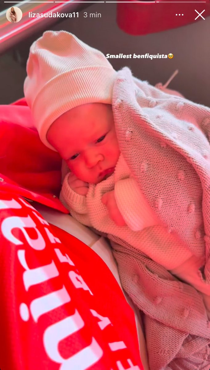 peloo_benfica's tweet image. A filha de Sudakov tem apenas um mês e já marca presença no Estádio da Luz 🥹
Educar bem desde o berço ❤️