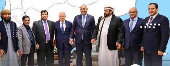 يداً بيد... على تدمير ما تبقى من الوطن، وببوصلة توجّهها الرياض وأبو ظبي لا صنعاء! هؤلاء سماسرة الحرب يتظاهرون بالوطنية بينما يبيعون الأرض والكرامة لأي مُحتلّ.

عيدروس الزبيدي ورفاقه يسقطون أنفسهم في مستنقع العمالة، بينما أنصار الله يسقطون المؤامرات.
#اليمن_ليس_للبيع #عملاء_الخ